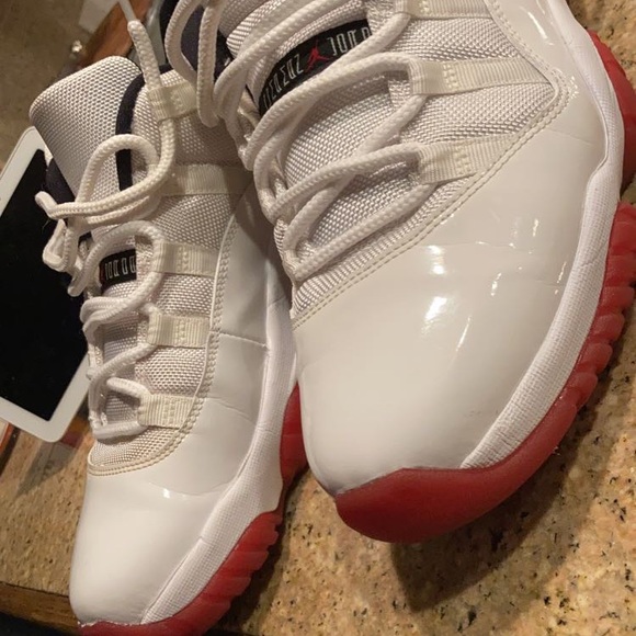 Jordan 11 retro low cheery bottems - Picture 3 of 4